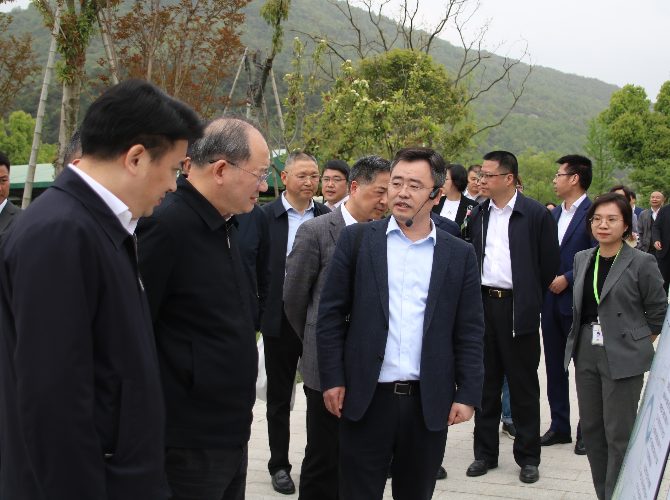 2023年4月13日，杭州市人大常委會(huì)黨組書記、主任李火林一行來我司施工項(xiàng)目開展年度環(huán)境狀況專題調(diào)研暨亞運(yùn)保障水環(huán)境專題監(jiān)督工作。